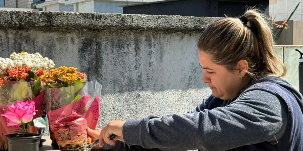 No Dia de Finados, muitas pessoas costumam levar vasos de flores aos túmulos