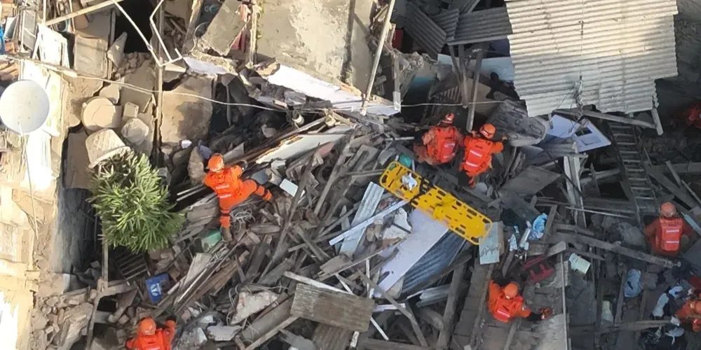 Bombeiros fazem buscas após desabamento de estrutura no Catete, no centro do Rio de Janeiro