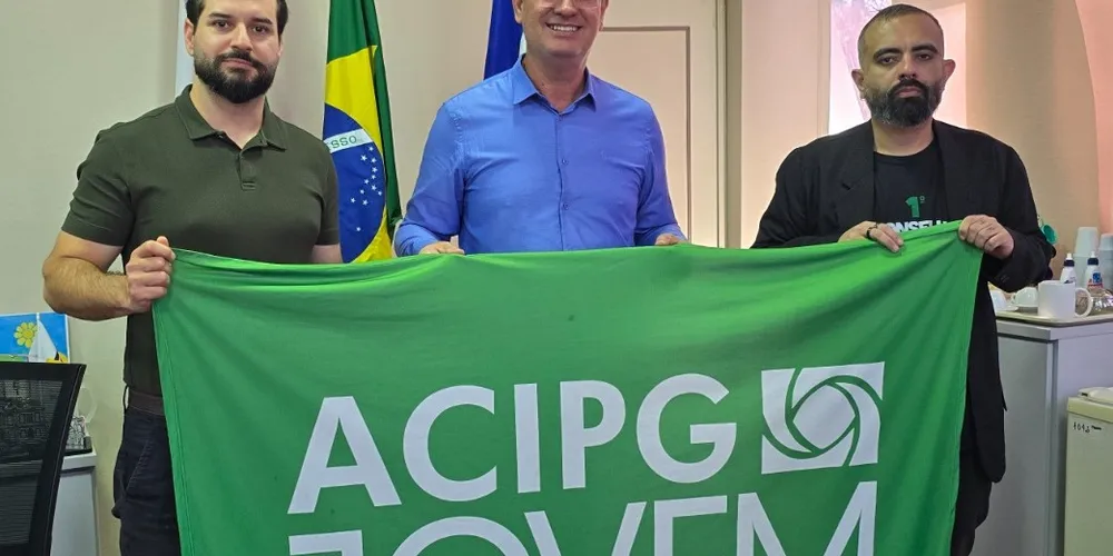O presidente da Câmara Municipal de Ponta Grossa, Julio Küller (MDB), ao lado dos membros da Acipg Jovem