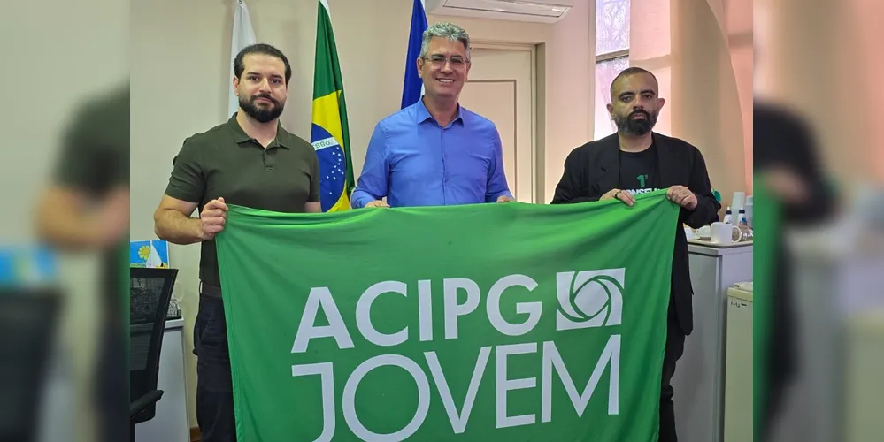 O presidente da Câmara Municipal de Ponta Grossa, Julio Küller (MDB), ao lado dos membros da Acipg Jovem
