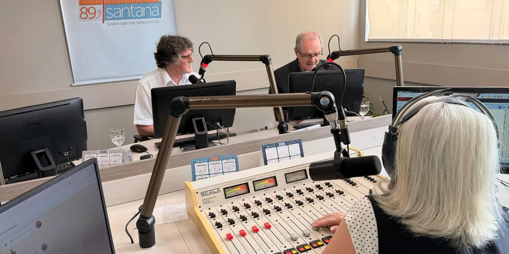 Dom Bruno Elizeu Versari e Padre Joel Nalepa realizando os anúncios na Rádio Sant'Ana