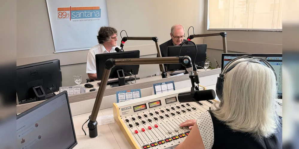 Dom Bruno Elizeu Versari e Padre Joel Nalepa realizando os anúncios na Rádio Sant'Ana