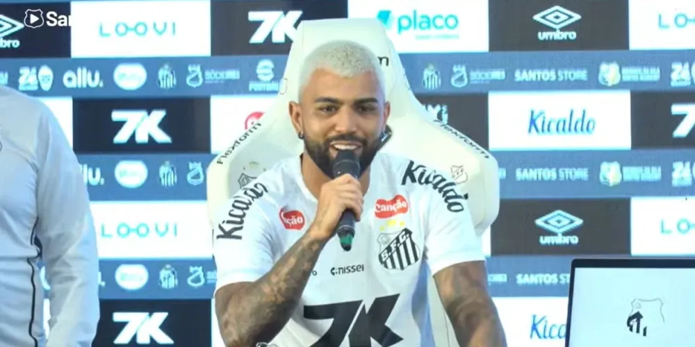 Gabigol, ex-Cruzeiro, durante apresentação pelo Santos