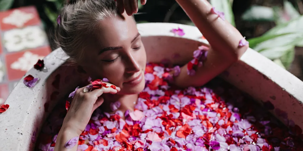 Saiba como tomar um banho energizante para iniciar 2026 com boas energias