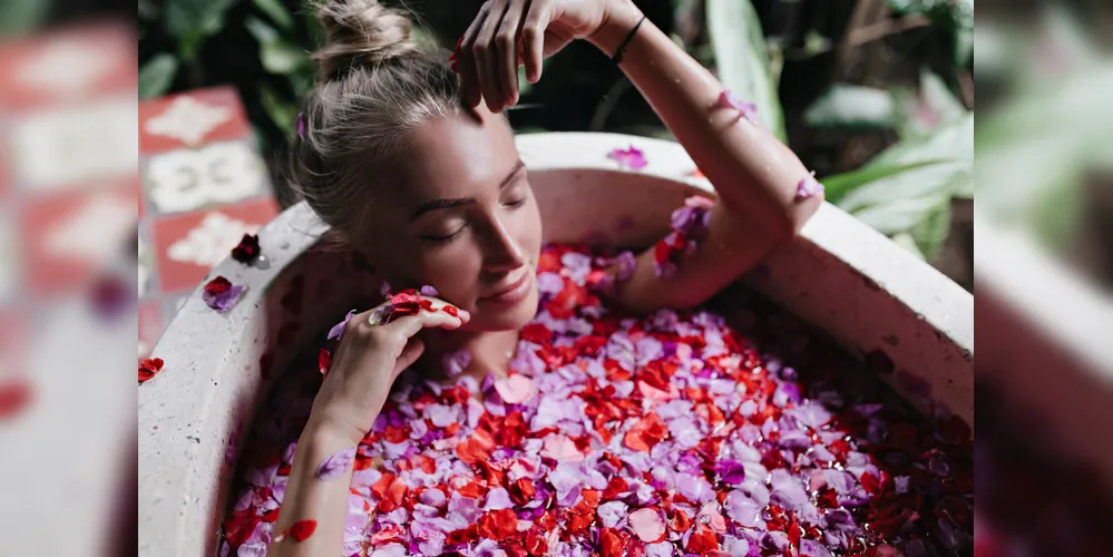 Saiba como tomar um banho energizante para iniciar 2026 com boas energias