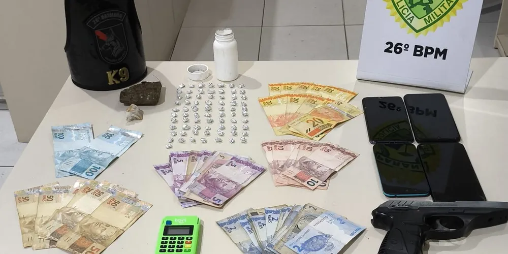 Drogas e certa quantidade de dinheiro foram apreendidos