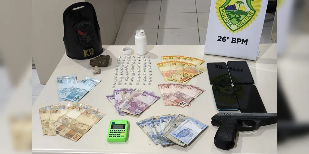 Drogas e certa quantidade de dinheiro foram apreendidos