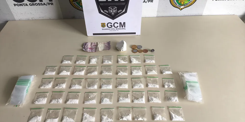 As drogas e o dinheiro em papel foram apreendidos