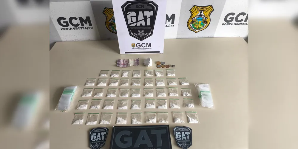 As drogas e o dinheiro em papel foram apreendidos