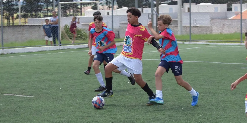 Atletas com idades que variam entre 9 e 17 anos jogaram a competição