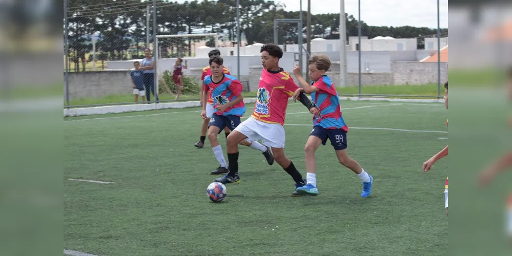 Atletas com idades que variam entre 9 e 17 anos jogaram a competição