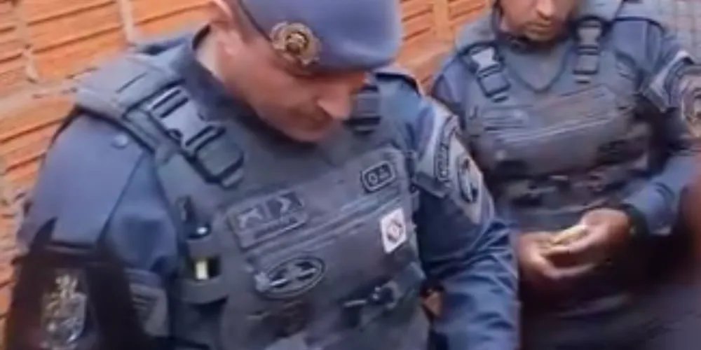 Os agentes foram identificados como Eduardo Jamarino Serraglio e Renan Pereira Rodrigues