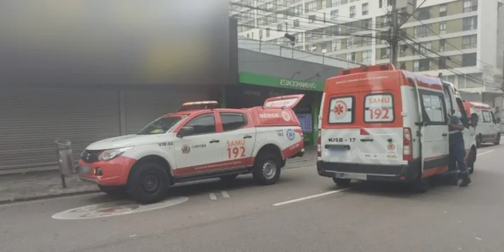 Homem foi esfaqueado duas vezes no tórax e socorrido em estado gravíssimo no Centro de Curitiba