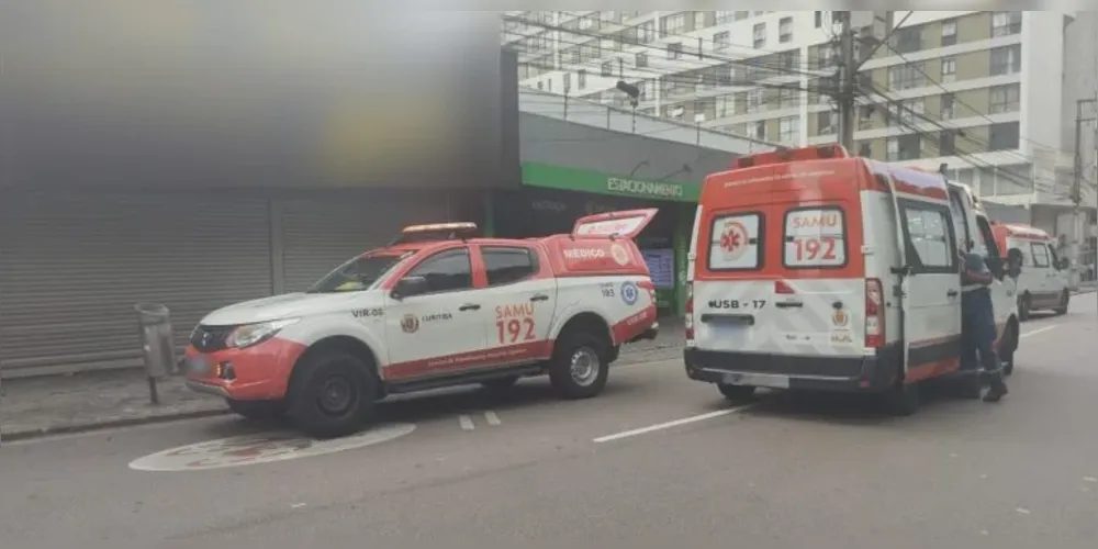 Homem foi esfaqueado duas vezes no tórax e socorrido em estado gravíssimo no Centro de Curitiba