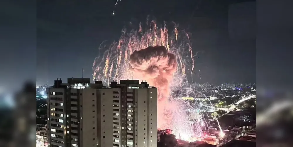 A principal suspeita é que tenha caído um balão no local e atingido um depósito clandestino de fogos
