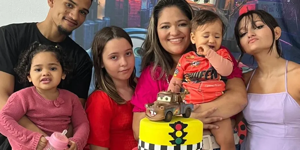 Família reunida posa para foto