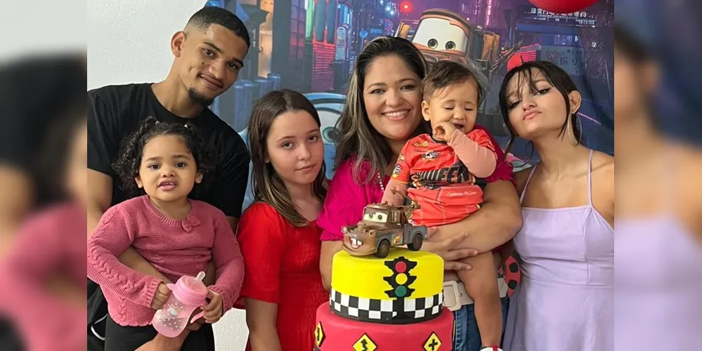 Família reunida posa para foto