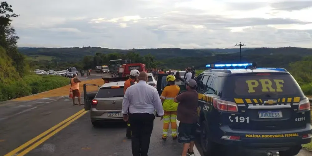 O trecho ficou totalmente bloqueado por mais de duas horas e a interdição provocou lentidão no trânsito