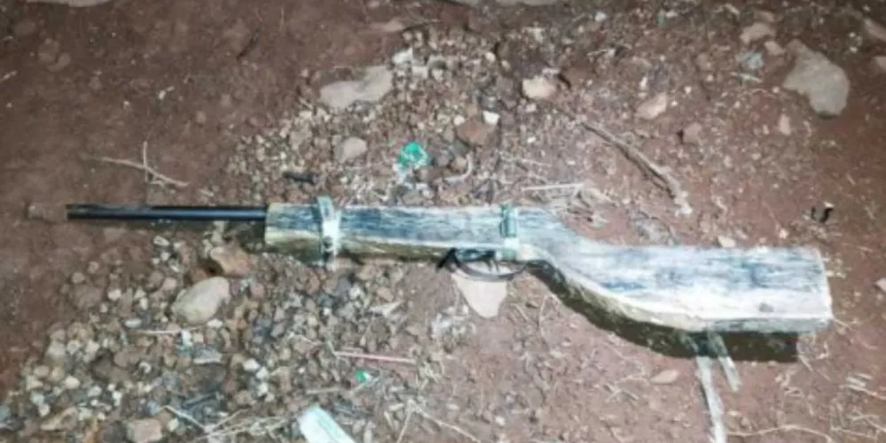 No local do crime, os policiais apreenderam duas armas de fogo artesanais e munições calibre 22