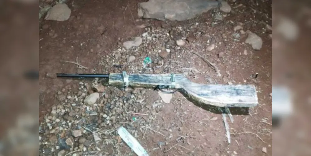 No local do crime, os policiais apreenderam duas armas de fogo artesanais e munições calibre 22