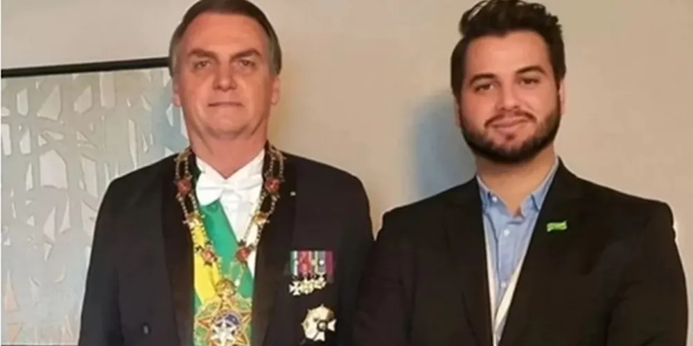 Filipe Martins ao lado de Jair Bolsonaro (PL)