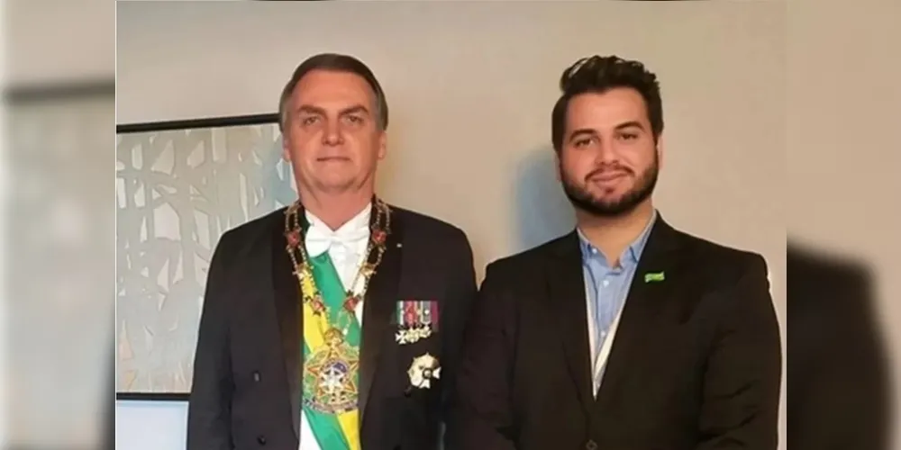 Filipe Martins ao lado de Jair Bolsonaro (PL)