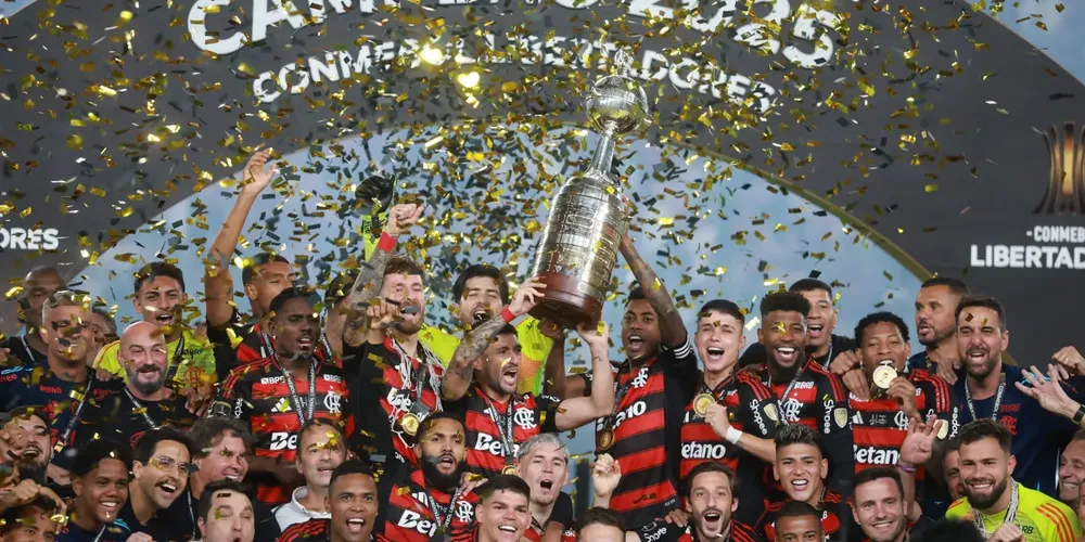 Elenco do Flamengo levanta a taça da Libertadores 2025