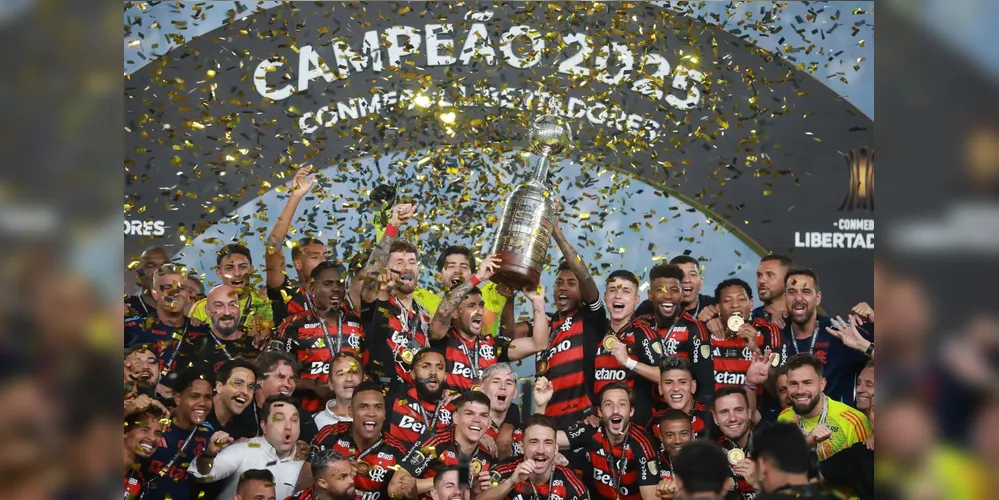 Elenco do Flamengo levanta a taça da Libertadores 2025