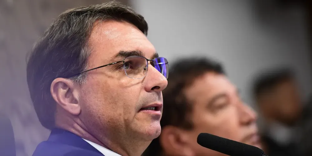 O senador Flávio Bolsonaro (PL-RJ), foi indicado pelo próprio pai para disputar pela presidência em 2026