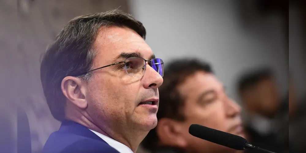 O senador Flávio Bolsonaro (PL-RJ), foi indicado pelo próprio pai para disputar pela presidência em 2026