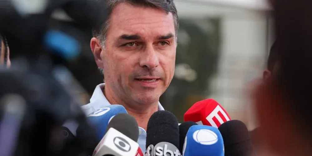 Para o senador, é “inaceitável que Bolsonaro tenha sido levado a um hospital apenas 24 horas após o acidente”
