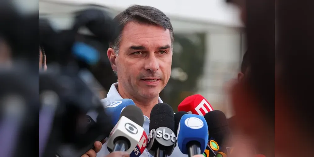 Para o senador, é “inaceitável que Bolsonaro tenha sido levado a um hospital apenas 24 horas após o acidente”