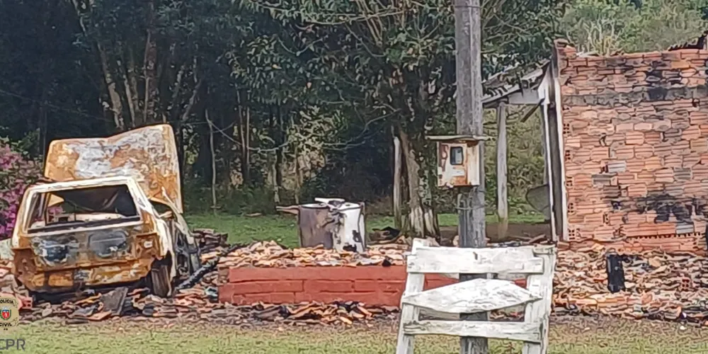 A residência foi destruída pelas chamas