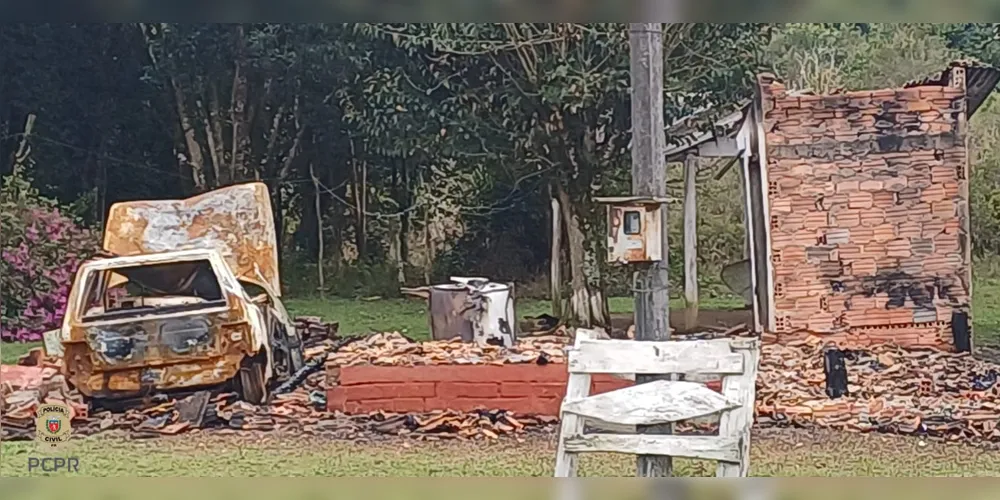 A residência foi destruída pelas chamas