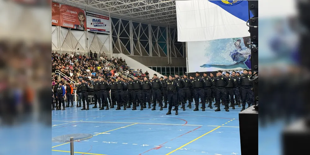 A solenidade de formatura aconteceu na noite desta quarta-feira (29), na Arena Multiuso, em Ponta Grossa