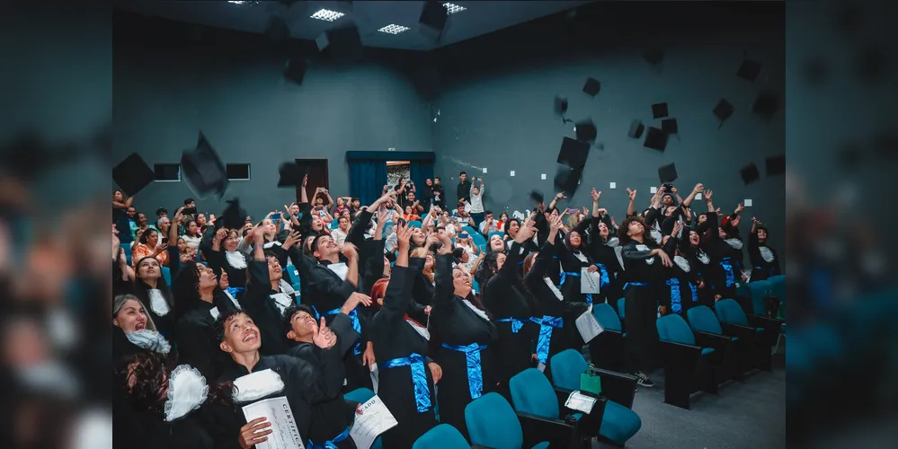 O grande número de inscrições levou à ampliação para duas turmas, que começaram com 90 alunos e concluíram com 50 formandos