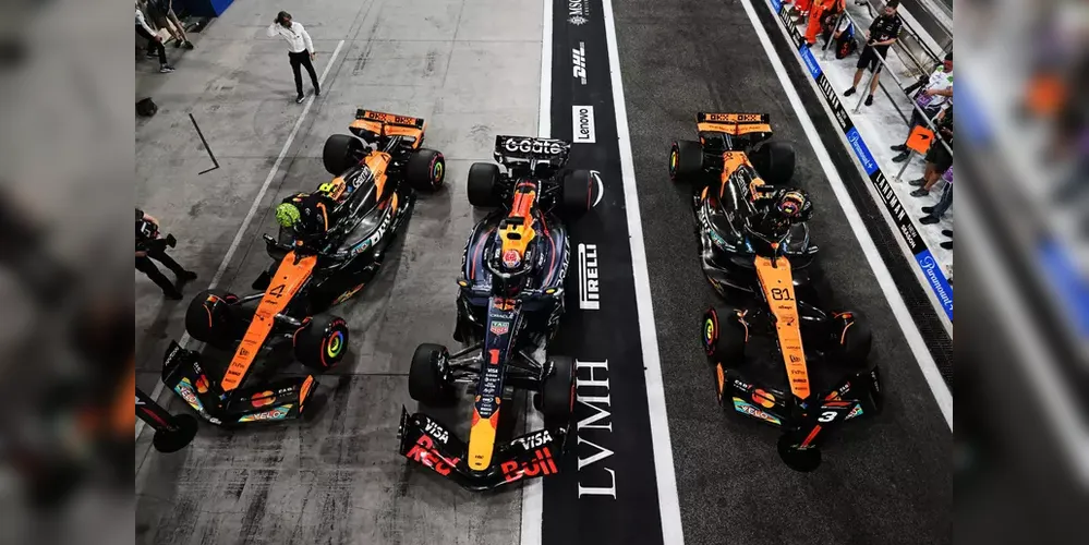 Oscar Piastri, Max Verstappen e Lando Norris após o pódio