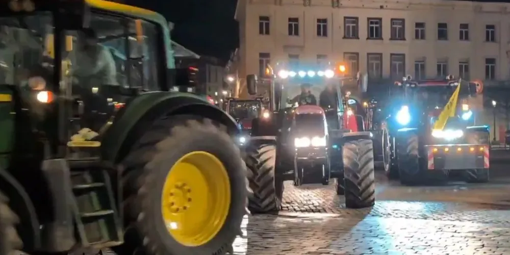 Momento em que agricultores iniciam os protestos