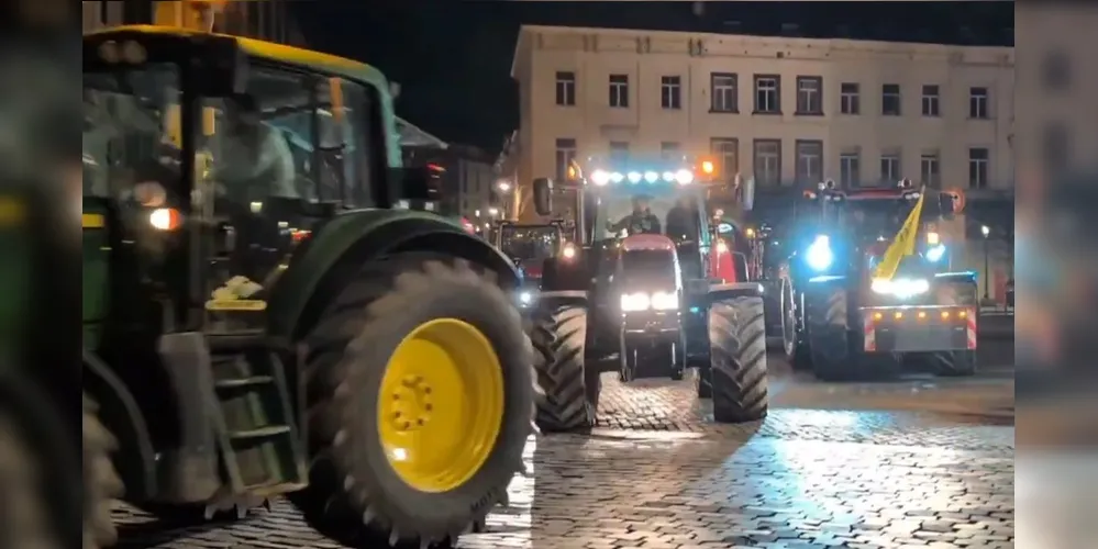 Momento em que agricultores iniciam os protestos