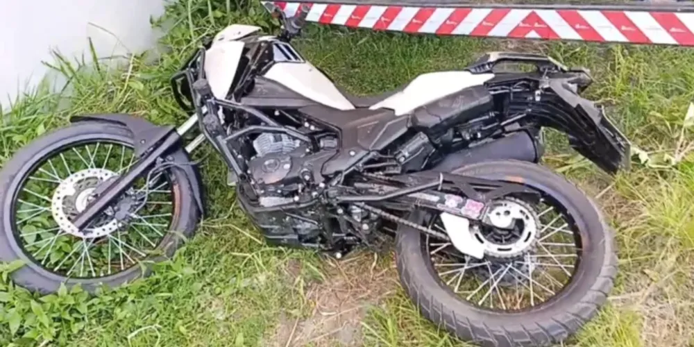 A mulher estava na 'garupa' da moto no momento do acidente