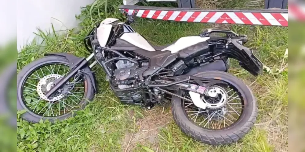 A mulher estava na 'garupa' da moto no momento do acidente