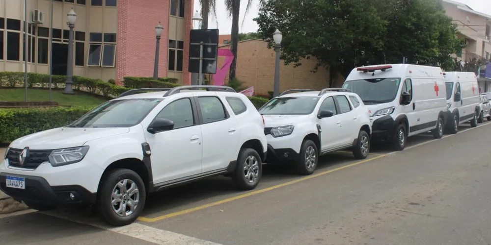 Duas ambulâncias pré-hospitalares Fiat Ducato e outros dois veículos Renault Duster foram entregues