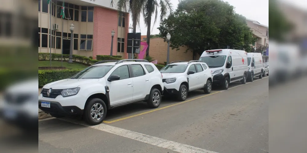 Duas ambulâncias pré-hospitalares Fiat Ducato e outros dois veículos Renault Duster foram entregues
