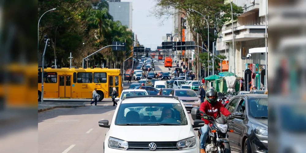 Veículos em meio ao trânsito em Curitiba