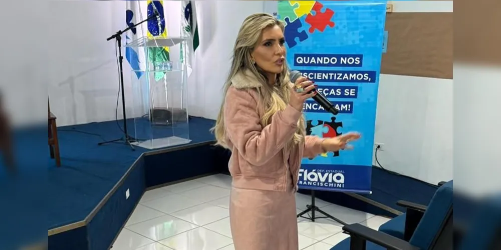 Flávia é mãe de um adolescente autista de 15 anos