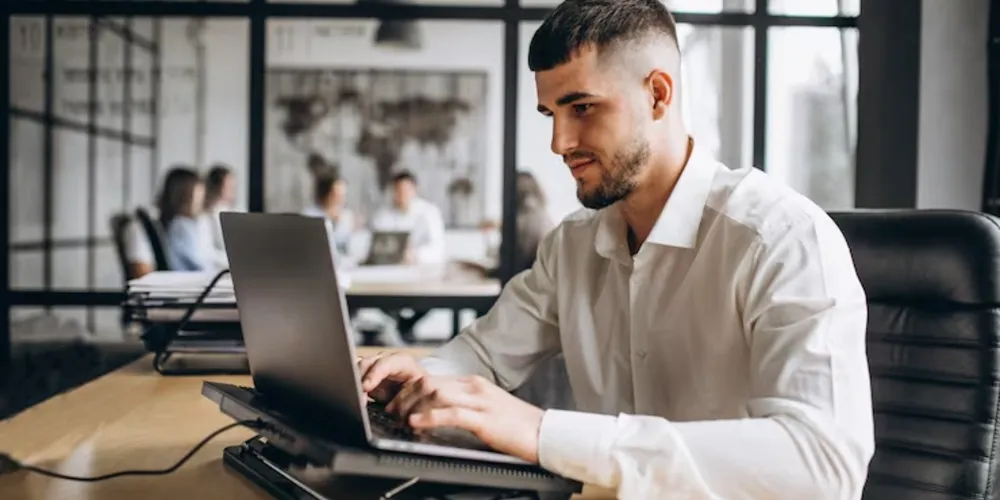 Homem trabalhando remotamente