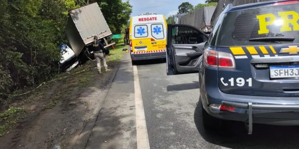 Caminhão caiu em ribanceira e bateu contra árvores