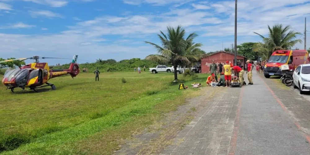 Ele foi socorrido e encaminhado de helicóptero ao hospital para o atendimento médico
