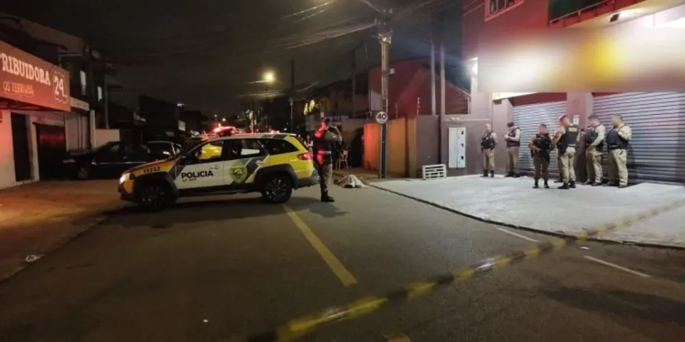 O suspeito passou a efetuar vários disparos enquanto seguia o homem pelas ruas do bairro