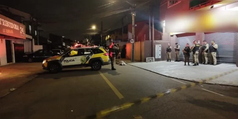 O suspeito passou a efetuar vários disparos enquanto seguia o homem pelas ruas do bairro